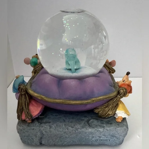 Disney’s Cinderella Glass Slipper Snowglobe with Jaq ,Gus, Suzy & Perla - Picture 3 of 11